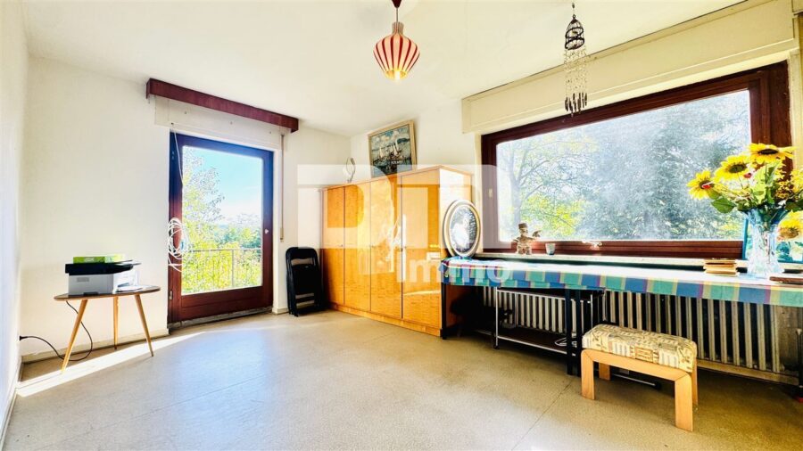Solides Einfamilienhaus mit großzügigem Flächenangebot auf weitläufigem Traumgrundstück - EG Schlafzimmer / Zugang Balkon